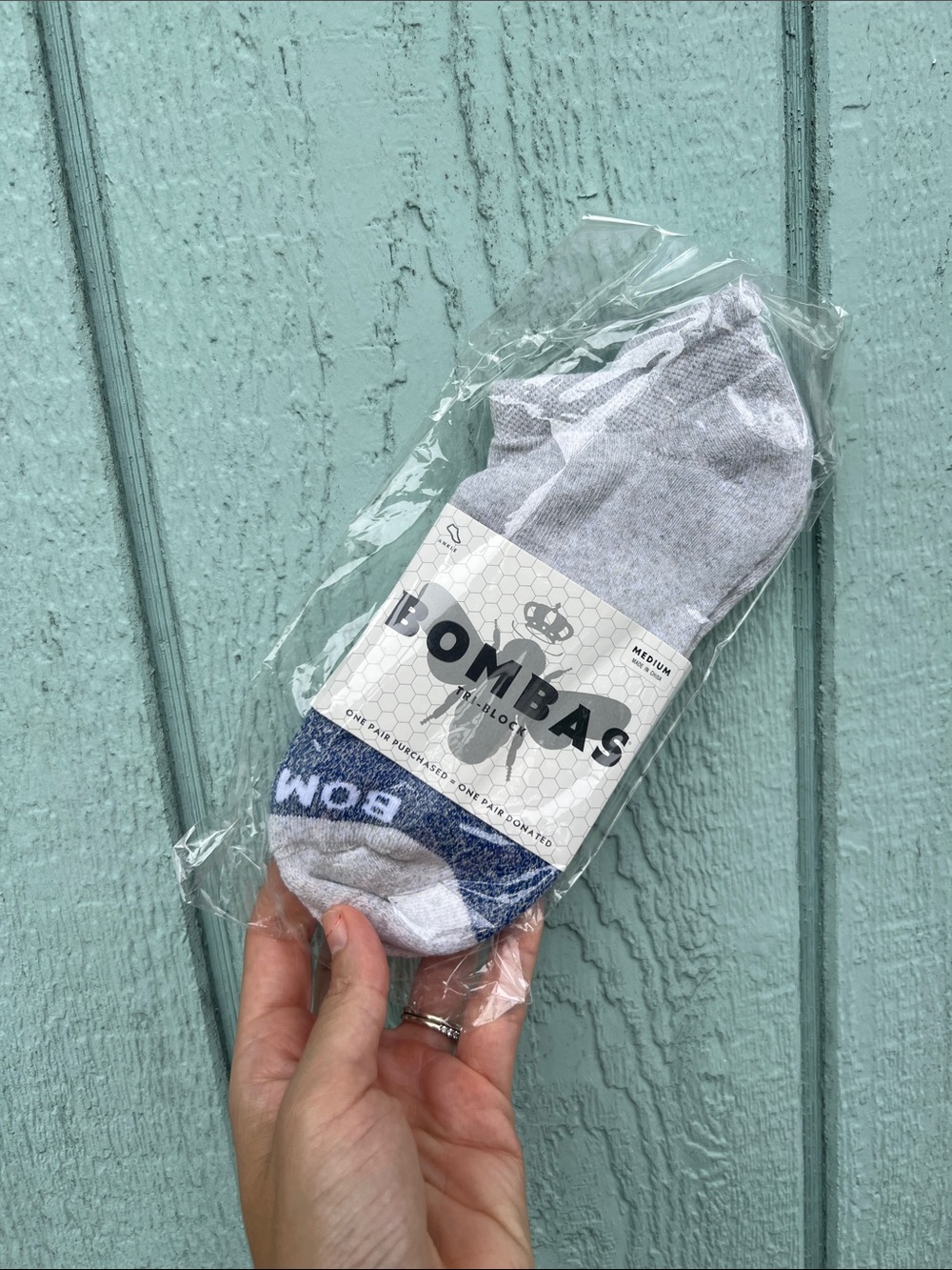 Bombas Men's Low-Cut Socks in Light Gray and Navy Accent